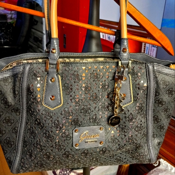 Guess purse - Picture 1 of 5